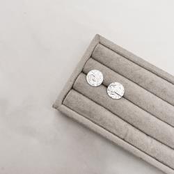 Brinco circulo detalhe texturizado 11mm