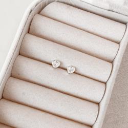 Brinco coração com zircônias 5mm