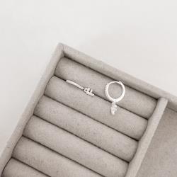 Argola click cravejada 14mm pingente letra F