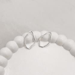 Brinco assimétrico vazado detalhe cravejado 26mm